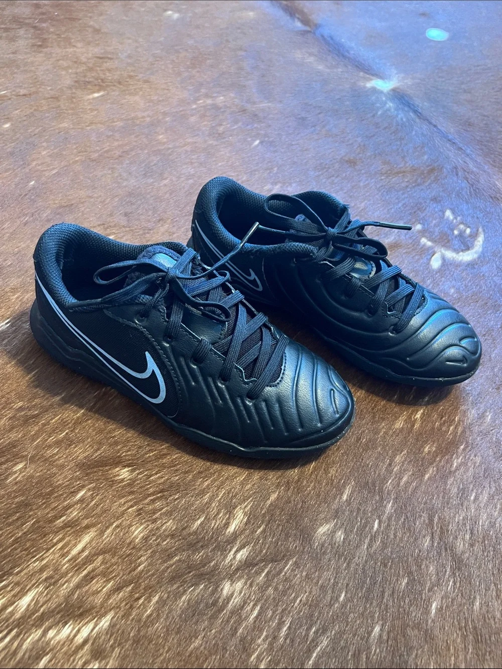 Nike Kids' Tiempo Maestro Club Indoor Soccer Shoes, size 1.5 Y